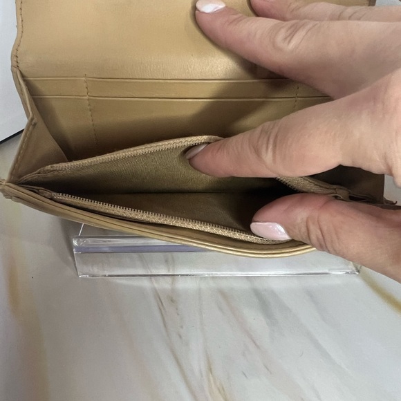 Authentic RARE Chanel turn lock cream wallet - Picture 6 of 8